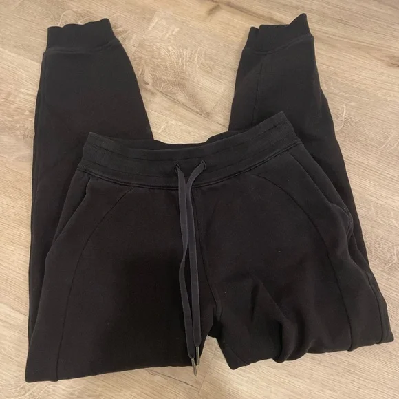 Lululemon Scuba Relaxed High-Rise Jogger in Black - Picture 2 of 7